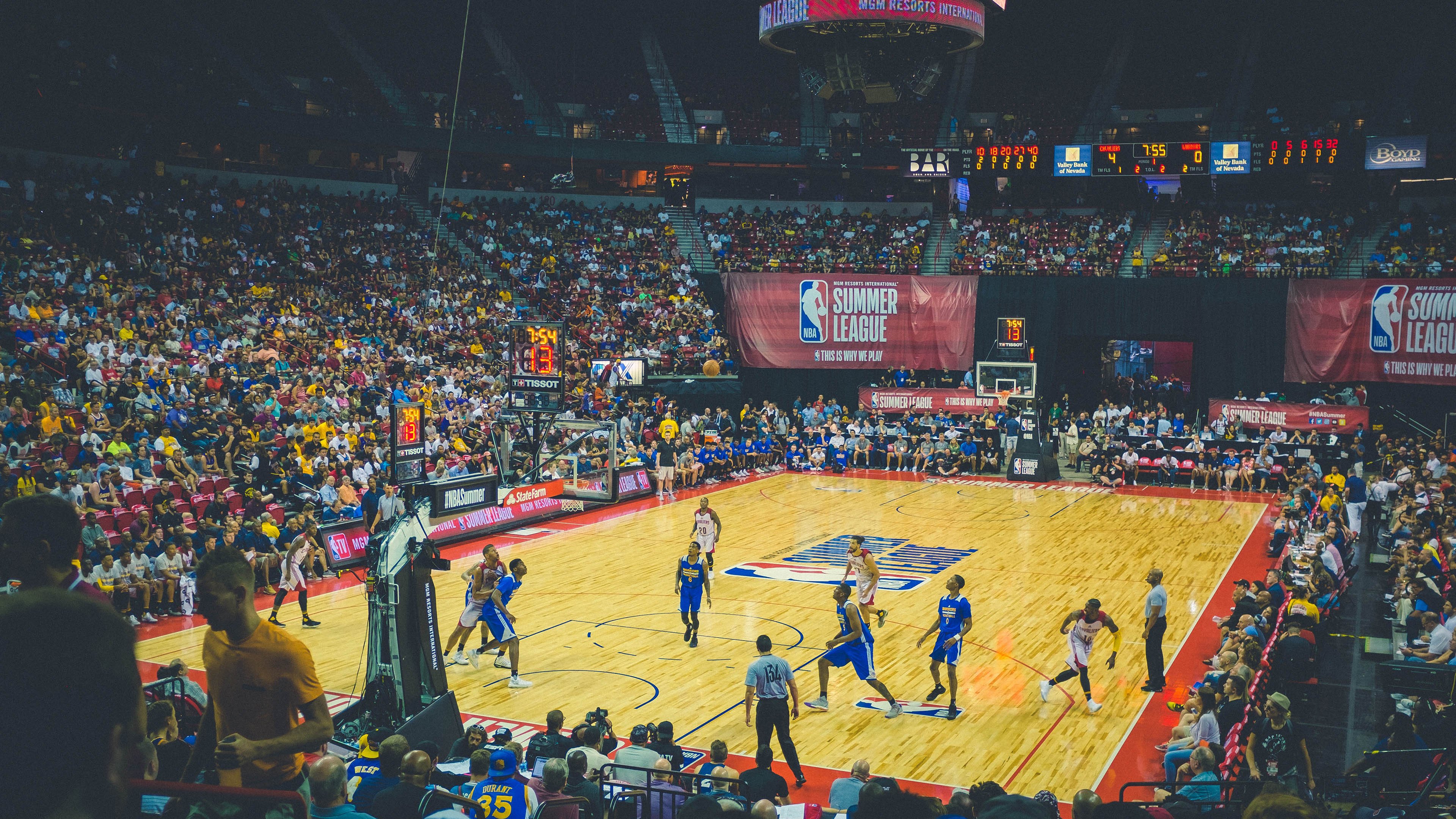 电竞产业与汽车产业的合作：赛事赞助与定制车型，电竞 赛车