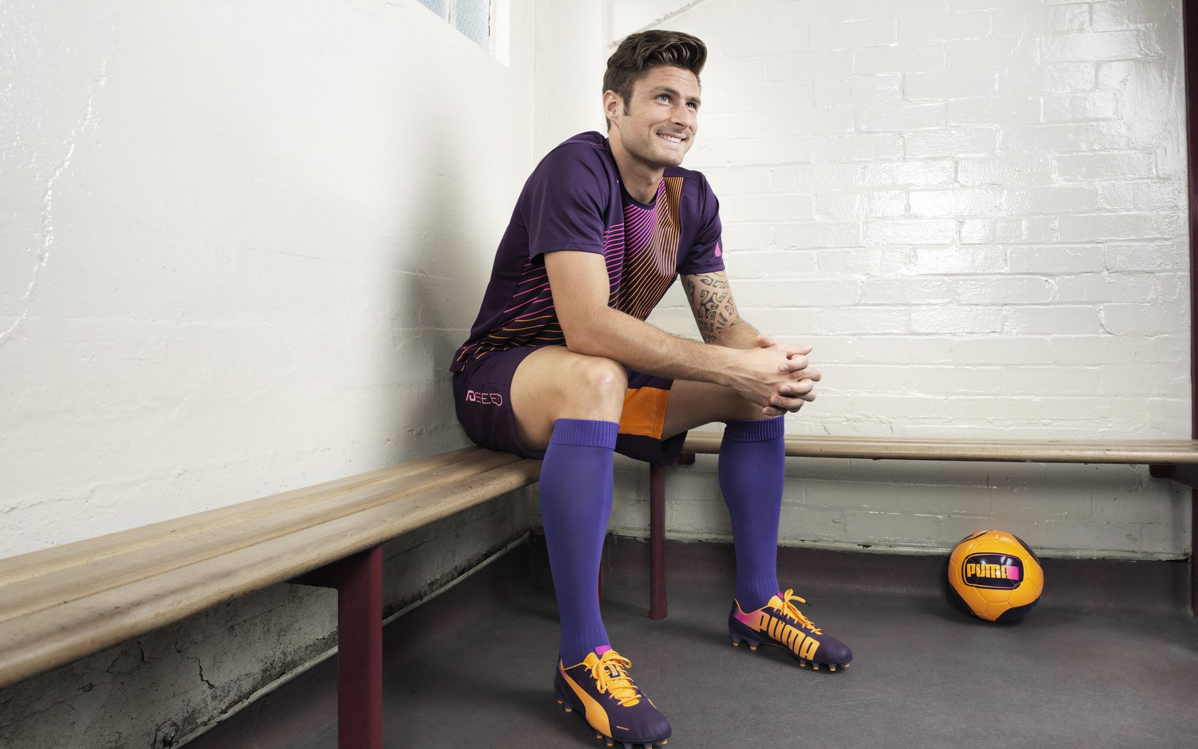 爱游戏体育网页版-远射“银河炸裂”：那些令人尖叫的欧冠佳作，银河足球队远射